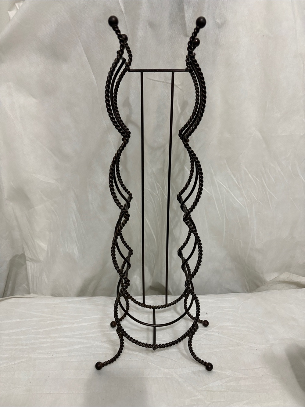 Decorative Twisted Metal Tissue Holder